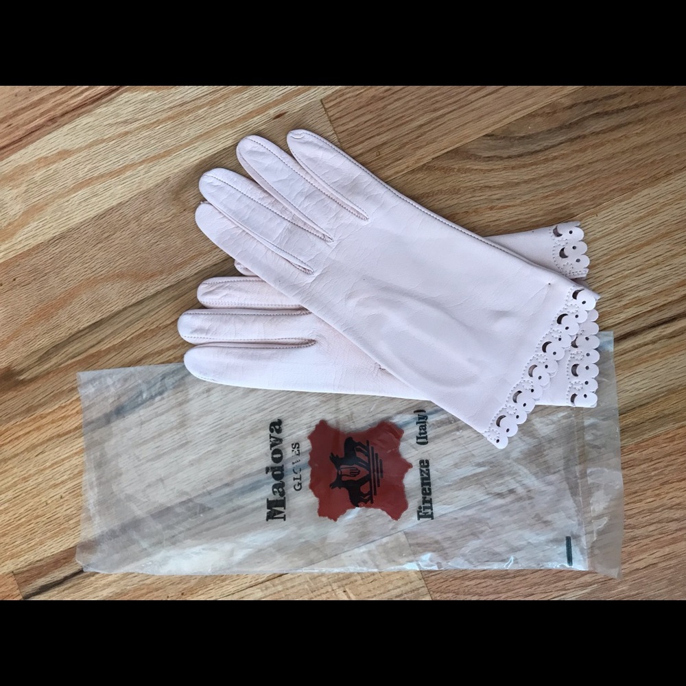 Vintage powder pink leather gloves